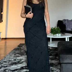 Svart långklänning - Snygg svart långklänning med en elegant och stilren design. Klänningen är aldrig använd och har prislapp kvar. Storlek xs💕
