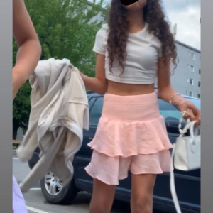 Rosa volangkjol - Säljer en superfin rosa kjol med volanger. Perfekt för sommardagar eller festliga tillfällen. Kjolen har en elastisk midja för bekväm passform och är gjord i ett lätt och luftigt material. Den är kort och passar perfekt med en enkel topp eller blus. 🩷pris kan diskuteras!