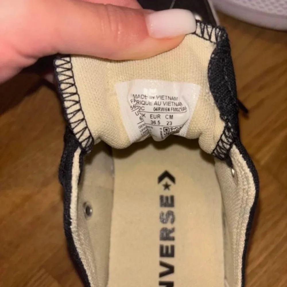 Säljer ett par klassiska svarta Converse All Star sneakers i storlek 37. De har en vit sula och snörning framtill. Perfekta för vardagsbruk och ger en cool touch till vilken outfit som helst. Använda men i bra skick!. Kengät.