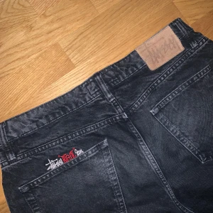 Stussy big ol jeans  - Stussy big ol jeans med gamla designen med backfick design gätte bra skick Inge deffekter eller slitage dom är storlek 32 men passar som 31 eller 30 pris kan diskuteras vid snabb affär