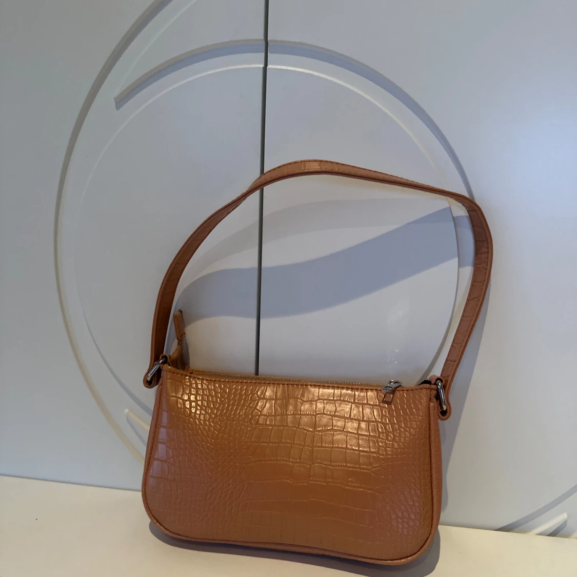 Orange/brun axelväska med krokodilmönster