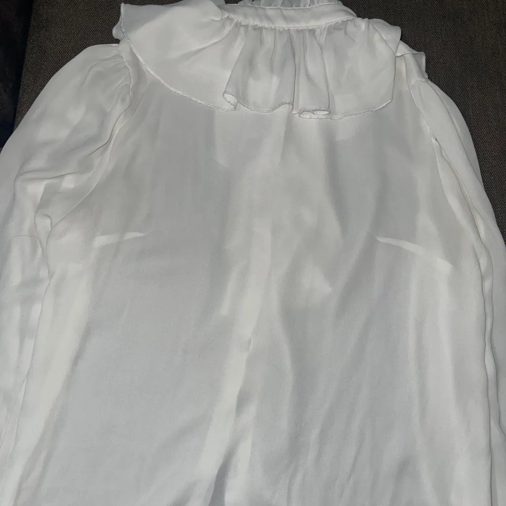 säljer en jättesöt och elegant blus med volanger från Shein. blusen är perfekt både för vardag och fest. mycket bra skick, använd ett fåtal ggr. väldigt genomskinlig dock men funkar fint med ett linne under då den är väldigt lätt och skön. (OBS!! liten i storleken, passar S) . Puserot.