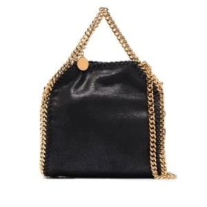 Stella McCartney liknande - Vill kolla intressekoll på min Stella mccartney liknande väska i mini som jag aldrig har fått användning för❤️Pris kan diskuteras