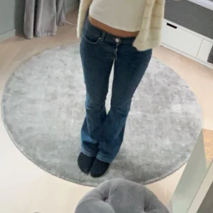 Low waist bootcut jeans - Dom har används och har varit min favoriter men är nu tuvärr för små för mig. Lite fransigt längst ner, men annars inga andra skador🥰