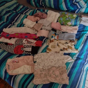 Blandade barnkläder i olika färger och mönster - Säljer ett stort paket med blandade barnkläder i olika färger och mönster. Det finns både randiga och blommiga plagg, samt kläder med djurmotiv. Perfekt för vår och sommar! Kläderna är i bra skick och passar för olika tillfällen.