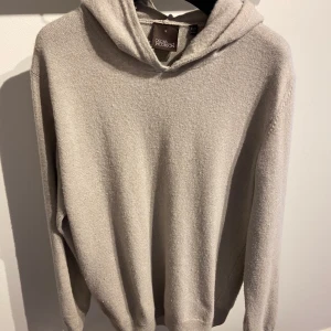 Beige hoodie från Oscar Jacobson - Tja! Säljer nu min stilrena beige/ créme vita hoodie från Oscar Jacobson. Skick 9/10 (väldigt sparsamt använd) Nypris 1600 
