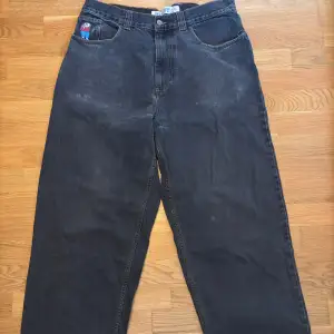 Svarta polar big boy jeans i bra skick med broderad detalj på fickan. Litet hål i vänstra fickans insida.