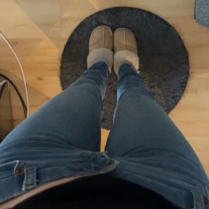 Blå jeans - Säljer ett par blåa jeans. Lågmidjade från DRDENIM i storlek S/32 💕