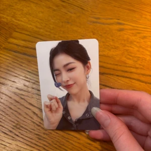 Itzy pob photocard  - Itzy Ryujin Gold pre order photocard från Makestar
