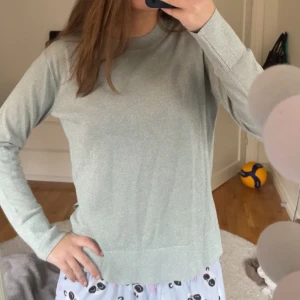 Glittrig långärmad tröja - typ ljusblå / grå glittrig tröja aldrig använd