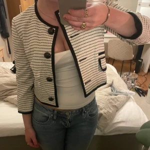 Randig kofta - Säljer en superfin randig kofta. Den är vit med svarta ränder och har snygga knappar framtill. Inte använd, pris kan diskuteras 🌟