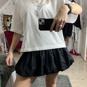 Svart kortkjol - Säljer en superfin svart ”ballong” kjol🖤🖤ifrån h&m ursprungligen 