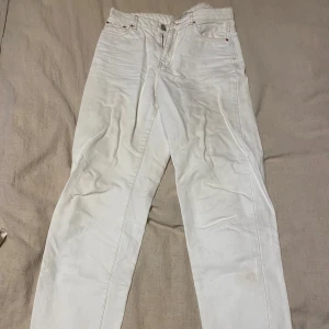 Vita jeans från Gina Tricot  - Säljer ett par vita jeans från Gina Tricot i storlek 38. De har en klassisk design med loose fit, dragkedja och knapp framtill. Perfekta för en stilren look året runt!