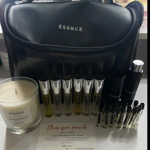 Slutsålda Stor parfymkalender från ESSNCE  - Upptäck ESSNCE stora parfymkalender med 6x8ml parfymer, 15x2ml testparfymer, en refillbar travelspray och ett doftljus Absolu Vanilla 200g. Inkluderar ett presentkort för en 50ml favoritdoft!Förvara allt i den stiliga necessären.                         Endast öppnad för att dofta, oanvända då dofterna inte riktigt fall mig i smaken. Innehåller deras bästsäljare som I AM VANILLA och CARASHMELLOW och även nya lanseringar.                       Nypris: 1050kr (VÄRDE: 2245kr) perfekt som julklapp! 