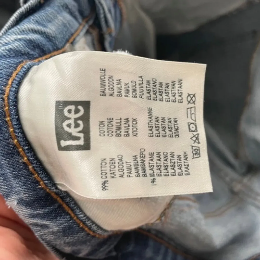 vintage  Lee jenas i bra skick! Lite Längd 102cm  Skrev 26cm  Midja 40cm . Jeans & Byxor.