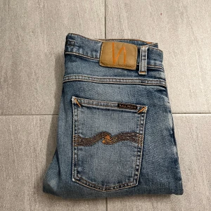 Blå Nudie Jeans - Hej! Vi säljer nu dessa väldigt snygga nudie Jeans | som är i väldigt fint skick utan defekter | storlek 30/30 | sitter slim fit vilket är väldigt trendigt | säljs nu för endast 349kr! Modellen är 170cm lång och väger ca 59kg |  vid ytterligare funderingar hör av er!👍⭐️🤩