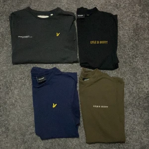 T-shirtar från Lyle & Scott - Säljer fyra snygga t-shirtar från Lyle & Scott i olika färger: grå, svart, blå och oliv grön. Alla är kortärmade och har den klassiska loggan på bröstet. Perfekta för både vardag och fest! Storlekarna varierar från S till M. Passa på att uppdatera garderoben med dessa stilrena plagg. Går såklart att köpa separat. (Accepterar endast Swish pga lurendrejerier) (Checka även in andra kläder på min profil och köp tillsammans för ett rabatterat pris)