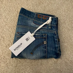 Dondup jeans - Dondup jeans i fint skick! - Nypris: +3,500kr - Vårat pris: 749kr - Modellen är 188cm men passar bättre till kortare!