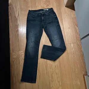 Ett par snygga jeans i slim/regular fit som är i mycket fint skick. 