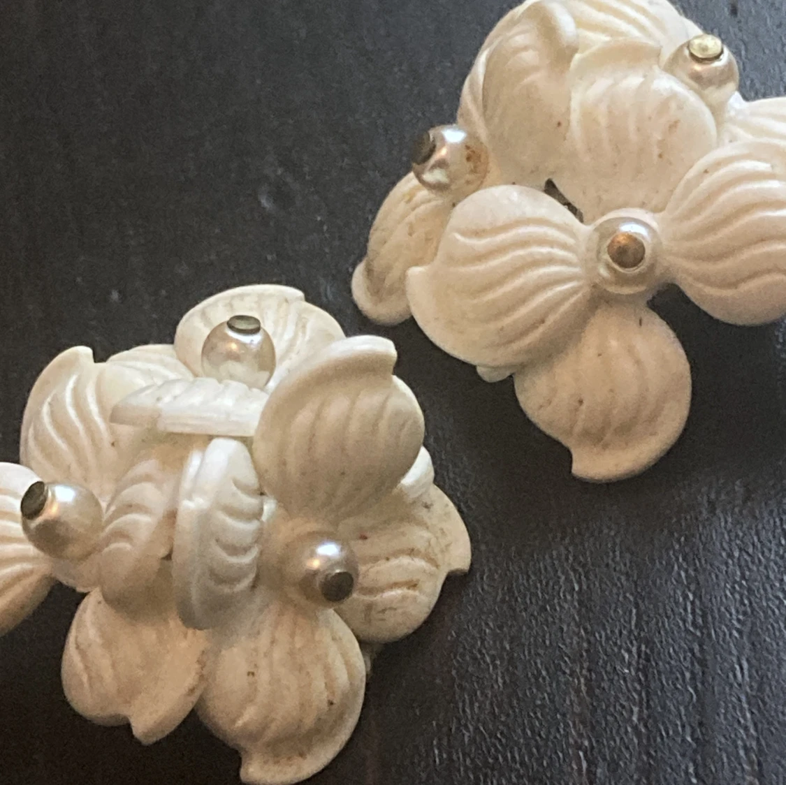 Retro vita clip örhängen, blommor, vintage, clip-on, mässing, naturvit - 90