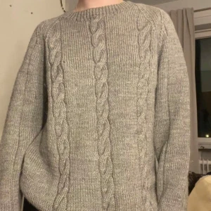 Vintage stickad  - Grå, tjockt stickade vintage tröja köpt second hand, men i väldigt bra skick. Dock märkte jag nu att den har en liten svart rand på undersida arm vilket jag inte vet vart den kom ifrån. Men jätte söt med lite gilmore girls vibe.