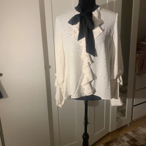 Blus  - Fin blus knappt använd storlek 36
