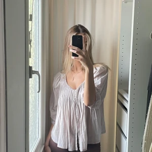 Blus med knappar - Fin blus / topp med knappar. Felfritt skick! Elegant och skön mot kroppen