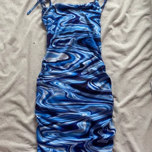 Blå klänning med öppen rygg  - 10/10 skick aldrig använd förutom när jag testade den 