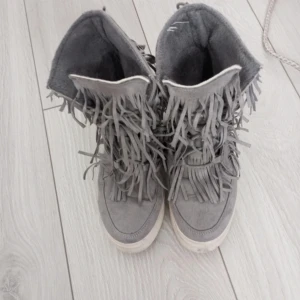 Supersnygga kilklackar - Säljer dessa super eftertraktade fransskor med lite klack. Dösnygga nu under hösten 