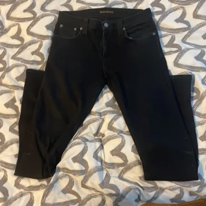 Nudie jeans - Knappt använda bra skick sitter lite tighta o dem är 31/32 så har du 29/30 kommer dem passa men jag säljer dem för att dem e försmå för mig. Ny pris 2100 pris kan diskuteras