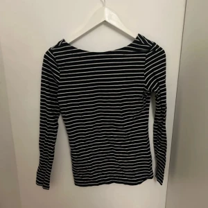 tröja - Aldrig använd Häftig urringning på ryggen Fin