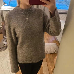 Hm stickad tröja  - Säljer denna super fina och populära tröja från hm som tyvärr inte komma till användning❤️det är wool/ alpacka blend, den nopprar inte. 