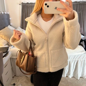 Slutsåld teddyjacka  - Aldrig använd , prislappen är kvar!🩷