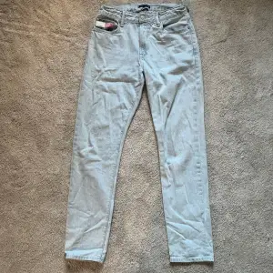 Snygga helt nya ljusblå jeans från tommy hilfiger. Bypris 1800kr säljer nu för endast 399kr så passa på! Först till kvarn.