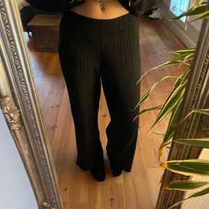 Mjukisbyxor Gina Tricot  - Mjukisbyxor från Gina Tricot. Finns någon enstaka maska men inget som man ser på håll. 