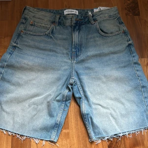 blåa jorts  - Jorts från pull & bear. Är i jätte bra skick (har aldrig använts) men sitter inte bra p mig.
