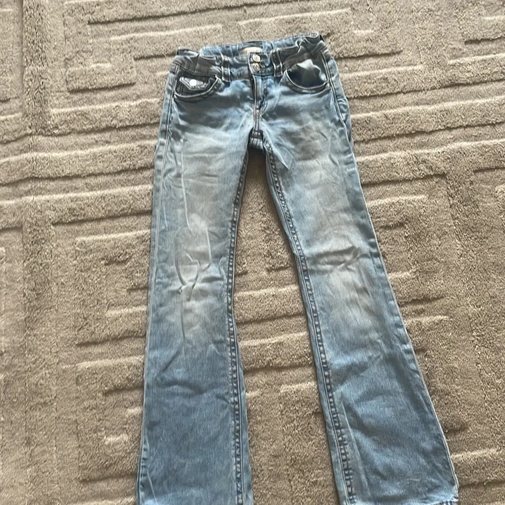 De är i storlek 158💋 de är bootcut jeans, ljusblå✨. Jeans & Byxor.