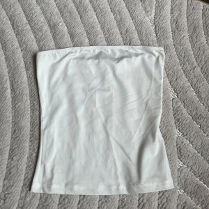 Vit bandeutopp - Jättefin vit bandeutopp! 🤍 Endast testad. 