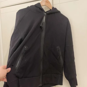 C.p. Company - Tja säljer denna cp company zipen. Den är i storlek s. ett öga saknas. Säljer den för att har växt ut den och kommer inte till användning💯