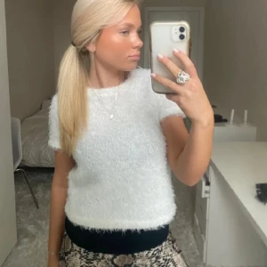 Fluffig t-shirt  - Jättegullig fluffig tröja🩷🩷lånade bilder!!