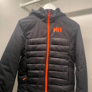 Helly Hansen svart skidjacka - Helly Hansen svart barn skidjacka.   