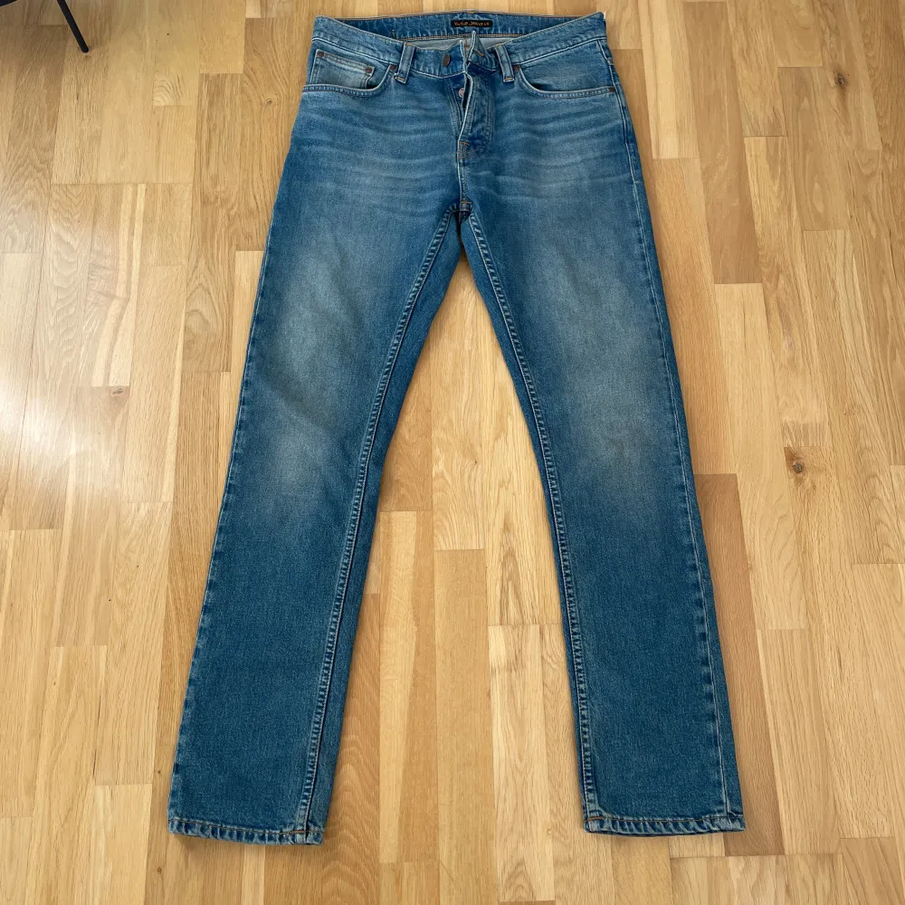 Helt oanvända Nudie Jeans, helt i nyskick då de aldrig kommit till användning! Ljusblå färg med en häftig kontrast som gör jeansen unika!. Jeans & Byxor.