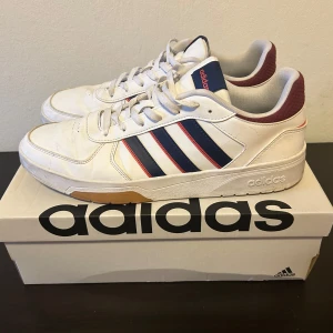 Adidas Courtbeat - Mycket fina Adidas herrskor i nästan nyskick som bara använts några fåtal gånger då jag insåg att de var lite för stora. Skickas i original kartong, nypris ca 800kr. EU storlek 49 1/3 (US 14)