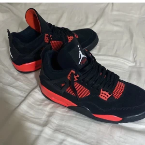 Jordan 4  - Jordan 4 thunder red äkta jag har haft dessa skor cirka 1 år nu men använt bara ett par gånger då jag fick som present men dom passar inte mig så bra och var it min typ av sko smak därför säljer jag dom nu. Pris går att diskutera 