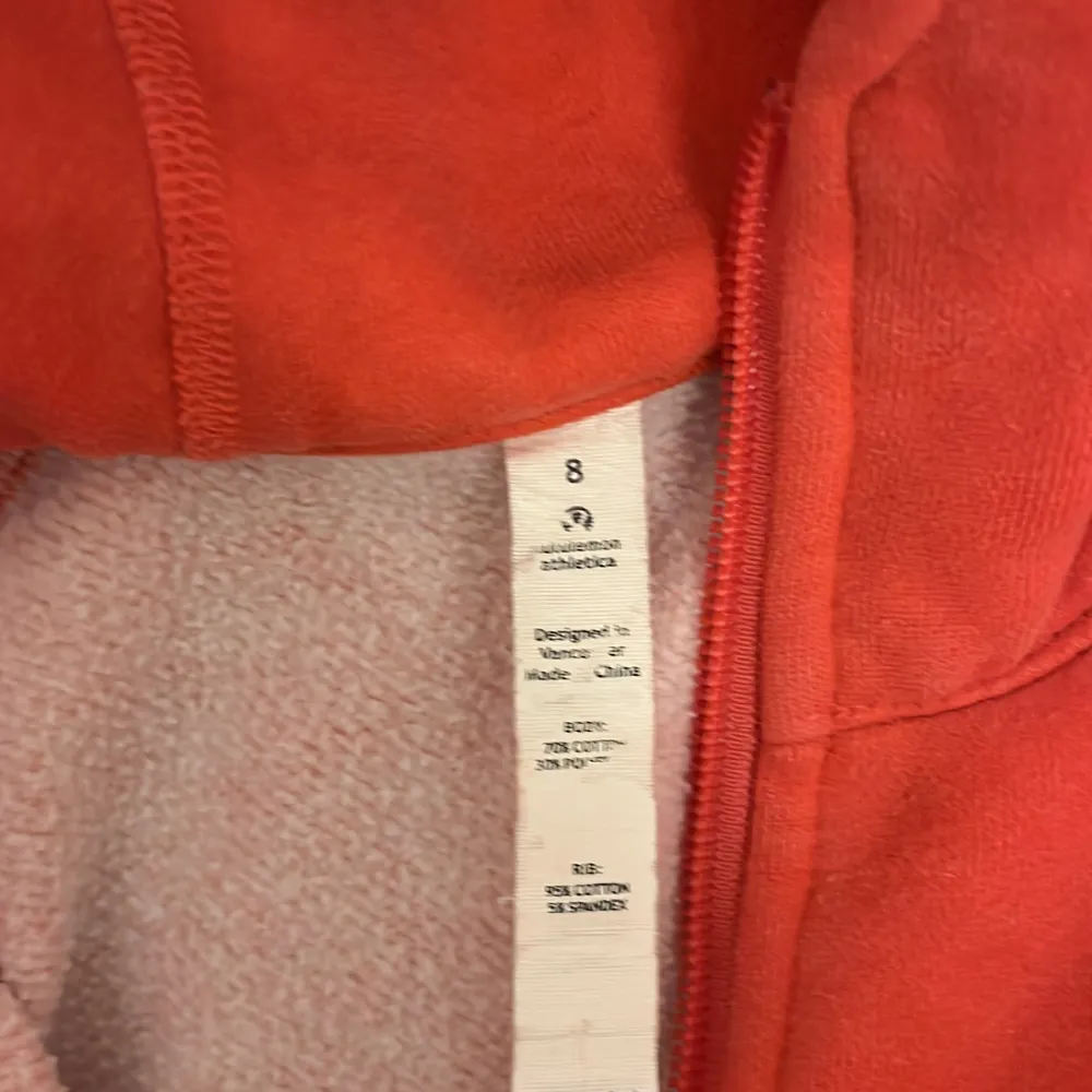 Superfin rosa Lululemon jacka! Storlek 8 så typ Xs!🤗Kommer inte till användning och därför säljer jag den! Finns några små fläckar längst ner men knappt synliga. Inga hål eller något annat!💕Skriv för fler bilder och pris kan diskuteras!🩷Den ser lite orange ut i bilderna men den är rosa!😻. Jackor.