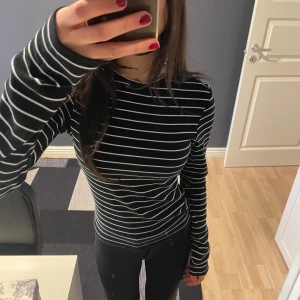 Svart och Vitt topp - Jättebra skick, använt en gång.💕