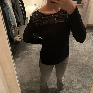 Blus  - En svart blus/tröja med spets 