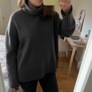 Polotröja  - Cool polotröja ifrån HM, i bra skick! Den är mörkgrå/blå i färgen! 