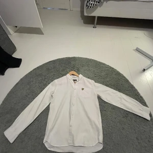 Lyle and scott skjorta  - Storlek14-15 år men passar 13 år. Bra skick men en liten smuts fläck på vänstra arm. Skriv vid funderingar.