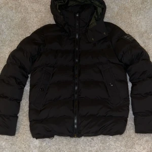 Gstar Jacka - Säljer nu min Gstar raw jacka då jag inte använder den. Skicket är nyskick då jag bara använt den enstaka gånger. Nypris 2299kr, mitt pris 799kr (sjukt bra pris)! Tveka inte att höra av er för frågar samt bilder! Mvh Melvin